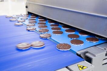 Herstellung von Schokoladen-Reisgebäck in einer Anlage der Lebensmittelindustrie 